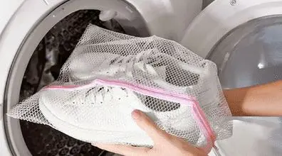 کفشت را با لباسشویی برق بینداز! | نحوه صحیح شستن کفش‌ با لباسشویی + ویدئو