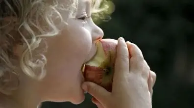  به جای اینکه همش بری دکتر ناشتا سیب بخور! | فواید بینظیر خوردن سیب اول صبح 