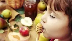 (ویدیو) چرا خوردن عسل برای بچه ها مضره؟