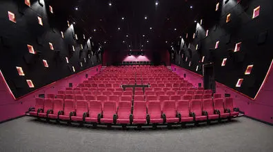 چرا صندلی های سینما قرمزه؟ | دانستنی های جالب درباره سینما