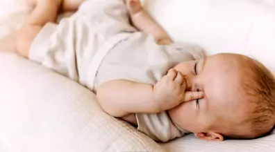 چرا نوزاد همش چشماشو می ماله؟ | ۵ علت مهم مالیدن چشم کودکان