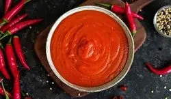 طرز تهیه خوشمزه ترین سس چیلی دنیا | عاشقان غذای تند میفهمند این سس چیه!