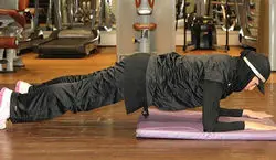 فقط با ۵ حرکت ورزشی در منزل پاهای خوش فرمی داشته باشید + فیلم