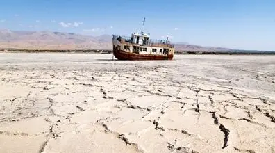 (ویدیو) جوشیدن ناگهانی یک چشمه در دریاچه ارومیه 