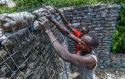 ساخت خانه عجیب برای گردشگران در آفریقا با بطری‌ های پلاستیکی + عکس 