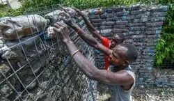 ساخت خانه عجیب برای گردشگران در آفریقا با بطری‌ های پلاستیکی + عکس 