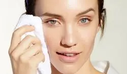 چربی پوست رو چجوری از بین ببریم؟ | 5 روش طبیعی و موثر از بین بردن چربی پوست صورت