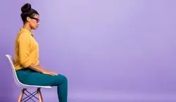 ۷ عادت زیان‌آور هنگام نشستن روی صندلی + عکس