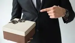 به پسرا چی هدیه بدیم؟ | 6 ایده تضمینی برای خوشحال کردن پسران