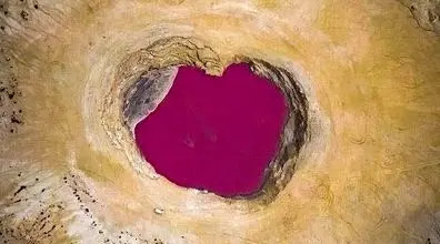 دریاچه قلبی شکل و صورتی رنگ گلستان + عکس 