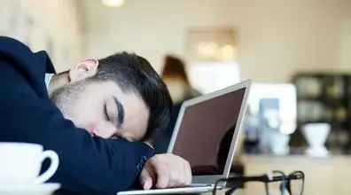 اگه سرکار خوابت میاد بخون! | 11 پیشنهاد برای رفع خواب آلودگی در محل کار 