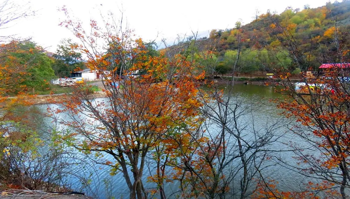 دریاچه در پاییز