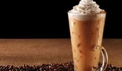 طرز تهیه آیس کافی | نوشیدنی خنک و خوشمزه برای تابستان + ویدیو