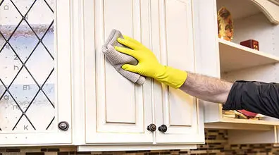 معرفی چند روش فوق العاده برای تمیز کردن کابینت های آشپزخانه + آموزش