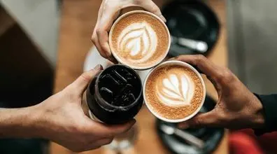 قهوه رو با این نوشیدنی ها بخوری کارت تمومه! | نوشیدنی هایی که تو رو به کام مرگ میکشونه!