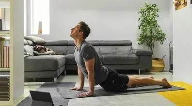 ۱۰ حرکت ورزشی ساده برای تقویت عضلات بدن در خانه + آموزش