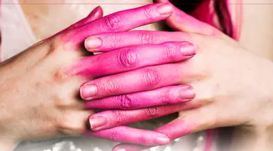 پوستم رنگی شده چیکار کنم؟ | روش های پاک کردن لکه رنگ مو از روی پوست، دست و ناخن