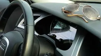 گذاشتن عینک روی داشبورد ممنوع | وسیله‌ هایی که هرگز نباید در خودرو جا بگذارید