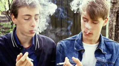 چرا نوجوانم سیگار می کشد؟ | روش های رفتار کردن والدین با نوجوانان