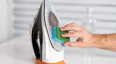ترفندهای تمیز کردن کف اتو | چند روش آسان برای رسوب زدایی اتو + فیلم 