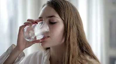 نوشیدن زیاد آب مضر است؟ | مزایا و معایب نوشیدن آب که نمی دانستید