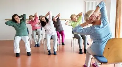 ۳۰ دقیقه ورزش نشسته روی صندلی در خانه برای سالمندان + فیلم