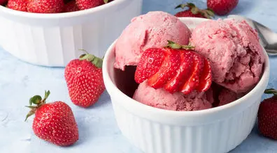 طرز تهیه بستنی توت فرنگی خانگی به ساده ترین روش + فیلم