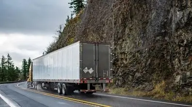 ویدیویی وحشتناک از بریدن ترمز کامیون و نجات معجزه آسای راننده