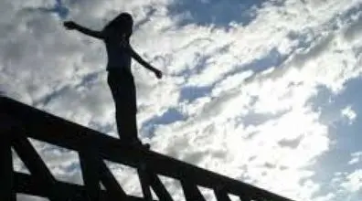 لحظه وحشتناک خودکشی دختر تبریزی از روی پل + فیلم