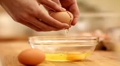 هرگز تخم مرغ را نشورید؟ | مزایا و معایب شستن تخم مرغ