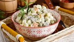 طرز تهیه سالاد روسی؛ ساده و خوشمزه | سالاد روسی رو اینجوری درست کن!؟