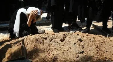 ماشین بدون سرنشین مراسم خاکسپاری را بهم زد! | حادثه وحشتناک هنگام خاکسپاری + ویدیو