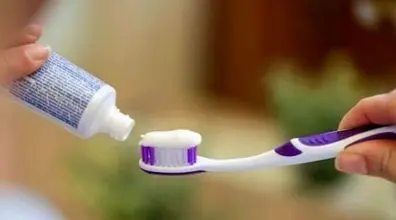 به این دلایل از خمیر دندان استفاده نکنید! | تاثیر منفی خمیر دندان روی دندان!