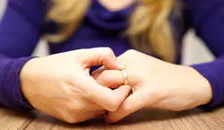 انگشتر تنگ رو چجوری از انگشتم در بیارم؟ | آموزش در آرودن انگشتر تنگ + فیلم