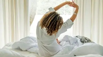 رختخوابت رو اصلا مرتب نکن! | مزایا و معایب مرتب کردن رختخواب