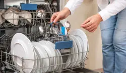 چرا ماشین ظرفشویی بوی بد می گیره؟ + راه حل رفع بو 