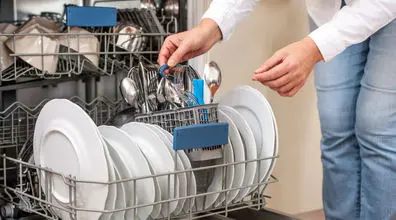 چرا ماشین ظرفشویی بوی بد می گیره؟ + راه حل رفع بو 