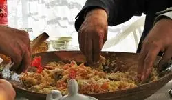 چرا خوردن غذا با دست خوشمزه تر است؟؟ | فواید و خواص غذا خوردن با دست